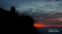 Pemandangan siluet saat menuggu matahari terbit di puncak.