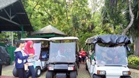 Ada caddy untuk berkeliling ecopark