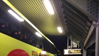 Traveler bersiap naik bus
