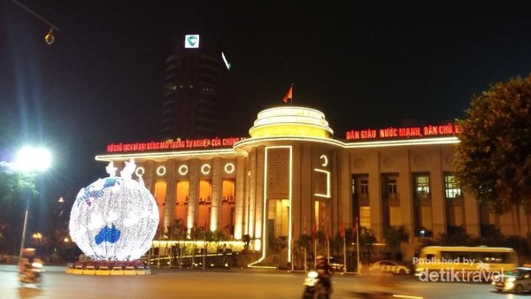 Salah satu gedung di Kota Hanoi yang dipenuhi kelap-kelip lampu