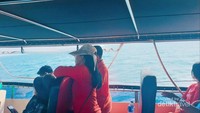 Antusias penumpang menyaksikan kapal menembus ombak.