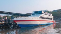Kapal cepat bersandar di Marina Ancol.