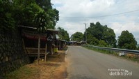 Banyak warung di pinggir jalan