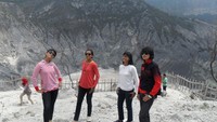 Eksis dengan background kawah mascot disana