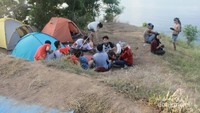 Kemping dengan teman-teman dapat menambah keseruan
