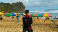 Hiasan payung-payung untuk berteduh disepanjang Pantai Pok Tunggal