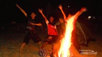 Api unggun sebagai penghangat malam yang dingin