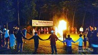 Menghangatkan tubuh dengan api unggun sambil memupuk persaudaraan