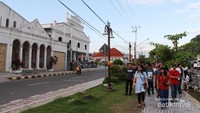 Menikmati suasana sekitar Padang