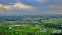 Hamparan persawahan dengan Merapi yg tertutup kabut