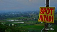 Spot Riyadi dengan Candi Prambanan di Kejauhan