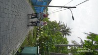 Tranportasi di pulau ini didominasi dengan sepeda.
