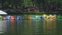 Mengelilingi danau di Taman Buah Mekarsari