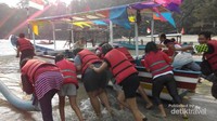 Trenggalek di Jawa Timur punya Pantai Karanggongso yang berpasir putih dan tempat menyeberang ke Pulau Kecil. Namun kalau wisatawan mau menyeberang pulau, bantu dorong perahu dulu ya!