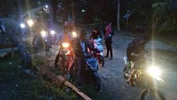 Meski di malam hari dengan pencahyaan seadanya tidak menyurutkan para pecinta ketinggian untuk menuju ke Puncak Ranah.