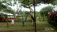 Juga ada wahana Flying Fox