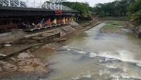 Restoran apung yang menghadap sungai
