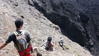 Pemasangan tali oleh guide agar pendaki tidak tergelincir