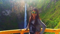 Berfoto di air terjun Sipiso-piso