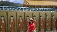 Patung-patung Buddha yang berdiri rapi