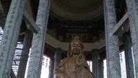 Patung Dewi Kwan Im berdiri megah