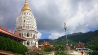Kelenteng Kek Lok Si berada di puncak bukit.