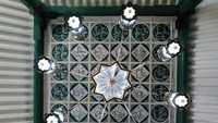 Ornamen kaligrafi yang ada di langit - langit ruang utama Masjid Agung Palembang