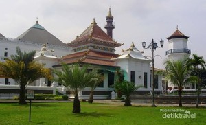 Megahnya Masjid Kebanggaan Warga Palembang