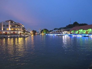 Melacca River Cruise, Cantiknya Malam di Tengah Sungai Melaka