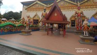 Patung dewa penjaga kuil Wat Chaiyamangalaram