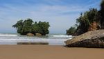 Melanglang di Pantai Pelang Trenggalek