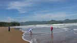 Melanglang di Pantai Pelang Trenggalek