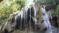 Air terjun yang terdapat di Pantai Pelang, dengan debit air yang cukup besar