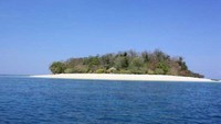Pulau Lihaga dari kejauhan (Indra/dtraveler)