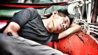 Ada banyak tukang becak di Malioboro, Yogyakarta. Inilah sebuah potret kehidupan saat beristirahat sejenak dari kerasnya pertarungan untuk mengais rezeki.