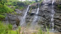 Kucuran air terjun di sisi lainnya