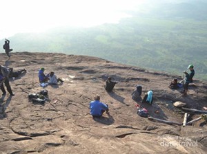 Melepas Penat di Gunung Lembu, Purwakarta
