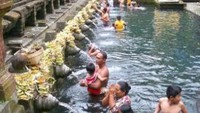 Tirta Empul dengan airnya yang sejuk dan dingin