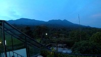 Menyaksikan keindahan Fajar  dari roof top restoran Tea Garden Resort