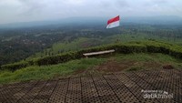 Puncak bukit di kebun teh  dengan panorama indahnya yang bisa dicapai setelah berjalan  30-45 menit dari depan Tea Garden Resort