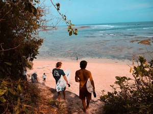 Melewati Ratusan Anak Tangga Demi Pantai Tersembunyi di Bali