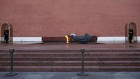 Tomb of Unknown Soldier dengan api abadi yang dijaga tentara Rusia