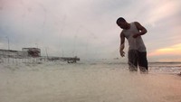 mempersiapkan jala sebelum ditebar ke laut.