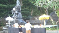 penduduk setempat melakukan ritual adat di pura lingsar