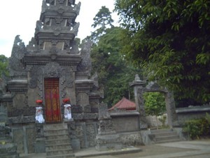 Melihat Belut Raksasa di Pura Lingsar, Lombok