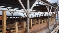 Kita bisa melihat pembuatan kapal secara langsung di desa inj