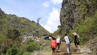 Wisatawan yang menuju Puncak Burake