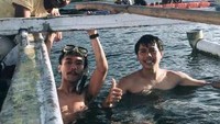 Saya bersama Mas Lutfi dan Mas Rezta sedang melihat rumput di tengah laut