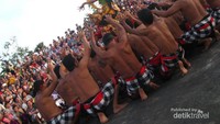 Dewi Shinta yang dikelilingi penari kecak