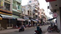 Jalanan kota yang masih sepepi di pagi hari.
